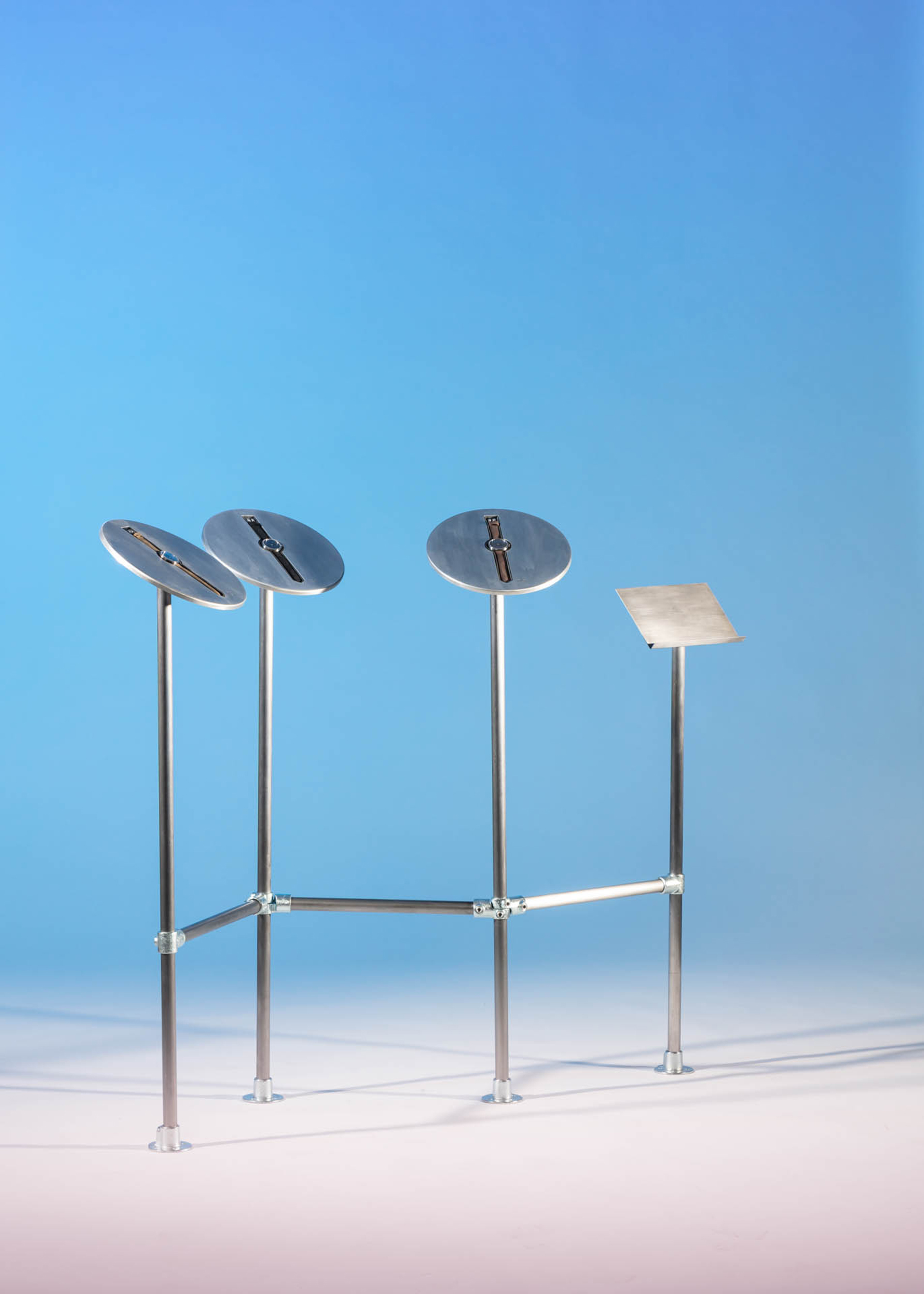 scénographie support de montre structure métallique